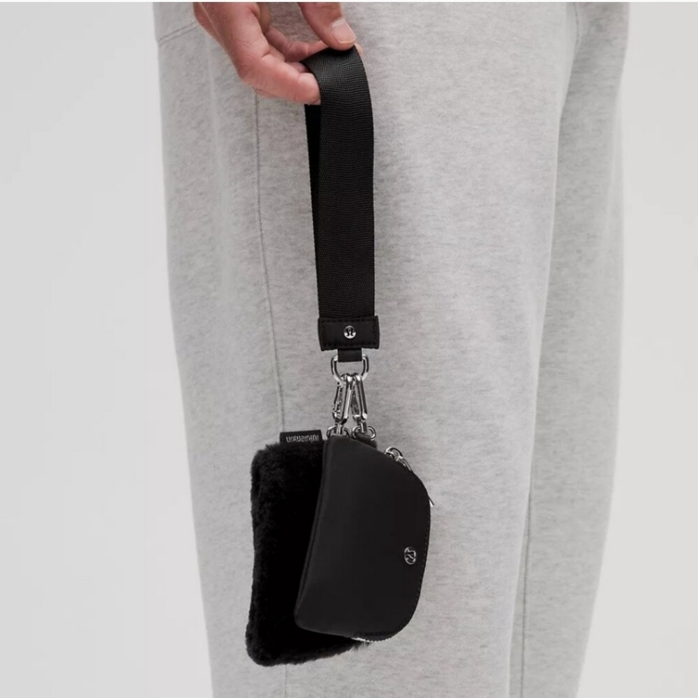 Lululemon Keychain 🖤 - Picture 4 of 6